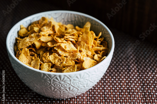Corn-flakes dans un bol - Pétales de céréales croquant pour le petit déjeuner