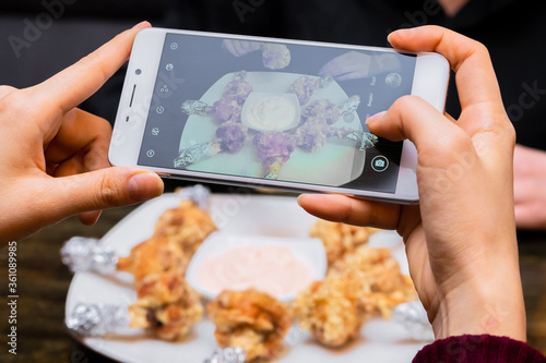 Pic on smartphone hot crispy chicken with sauce