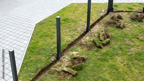 Cuadro en lienzo Zaun wird im Garten aufgestellt- Gartenbau und Gartenplanung