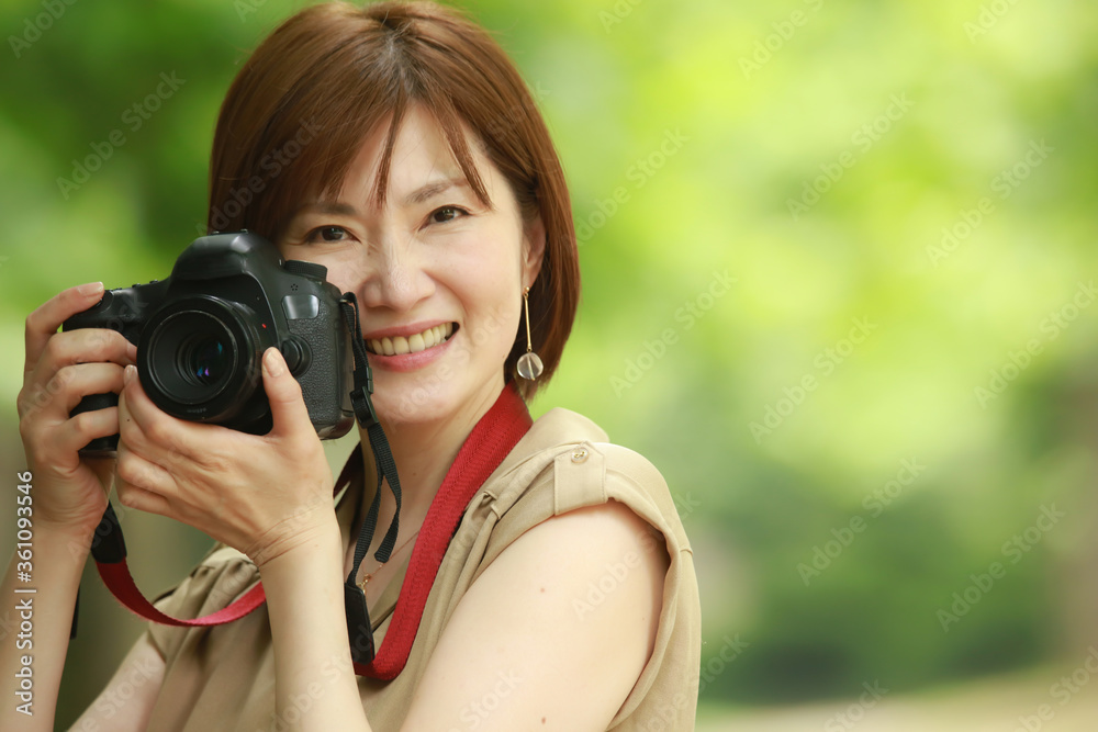 写真を撮る女性 写真を撮る女性