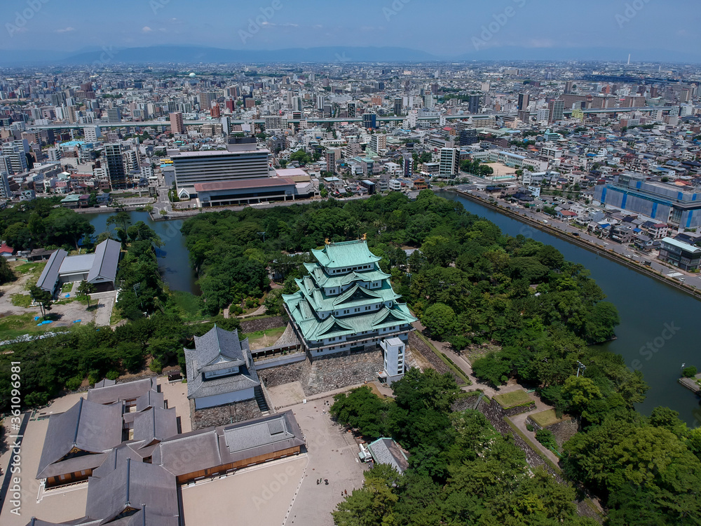 ドローンで空撮した夏の名古屋城の天守閣の風景