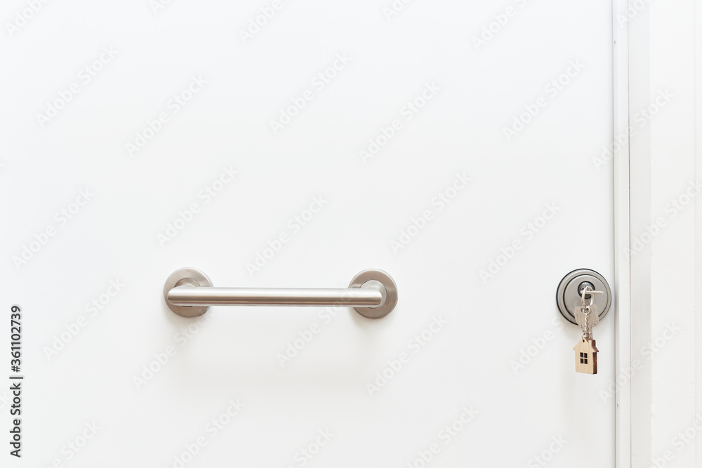 Obraz premium keys in a lock, seen from outside, the keychain of a house