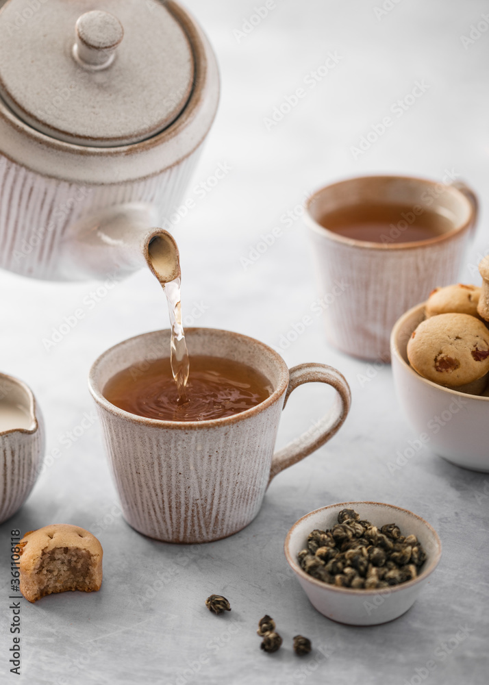 Obraz premium Tasse de thé et théière petit déjeuner