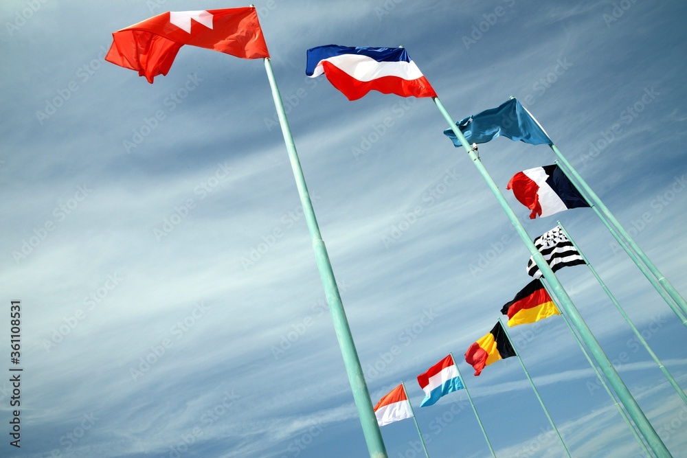 Foto de Drapeaux de différents pays flottant au vent do Stock Adobe Stock