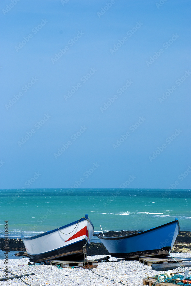 Blaues und weißes Fischerboot in Yport, Normandie, Frankreich Blaues und weißes Fischerboot in Yport, Normandie, Frankreich