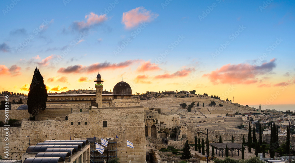 Fototapeta premium Beautiful sunrise over the Mount of Olives, Al Aqsa Mosque and the Umayyad Palace site at the Jerusalem archaeological park, which includes remains of First and Second Temple, and early Muslim periods