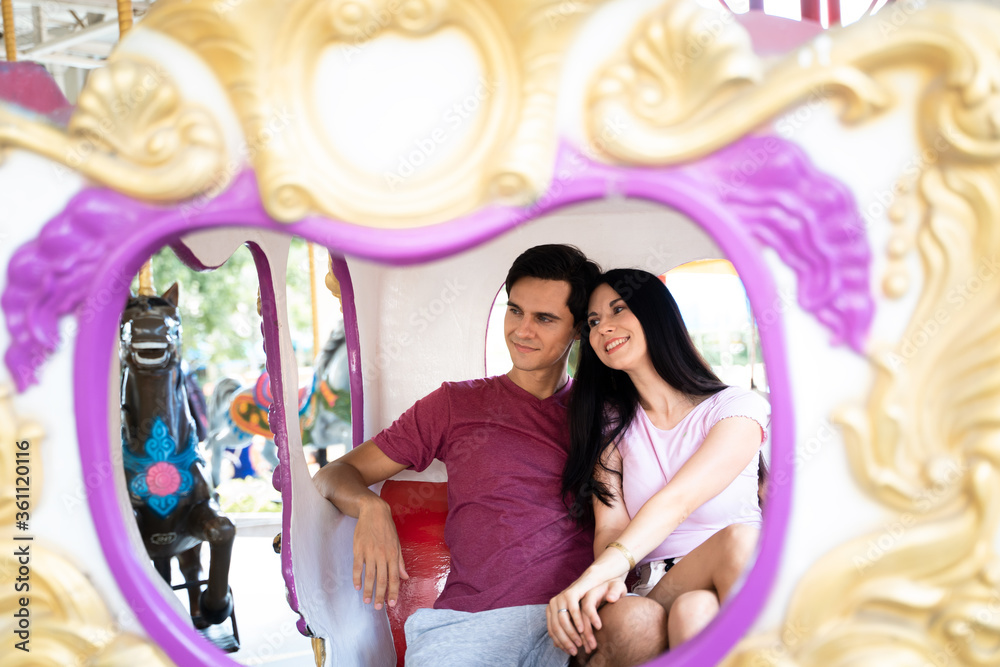 Obraz premium Happy couple in the amusement park,Enjoyment in amusement park Concept.