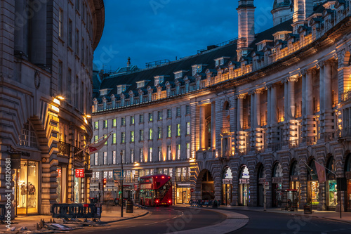 Fototapeta Naklejka Na Ścianę i Meble -  Bus in Regent Street by night during lockdown