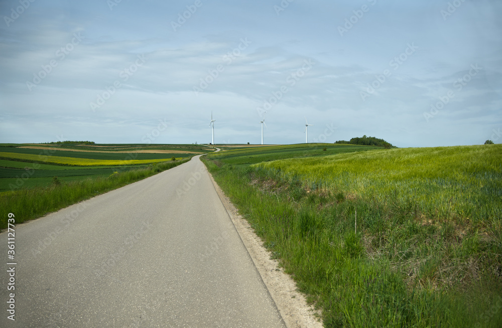Krajobraz rolniczy z wiatrakami energetycznymi