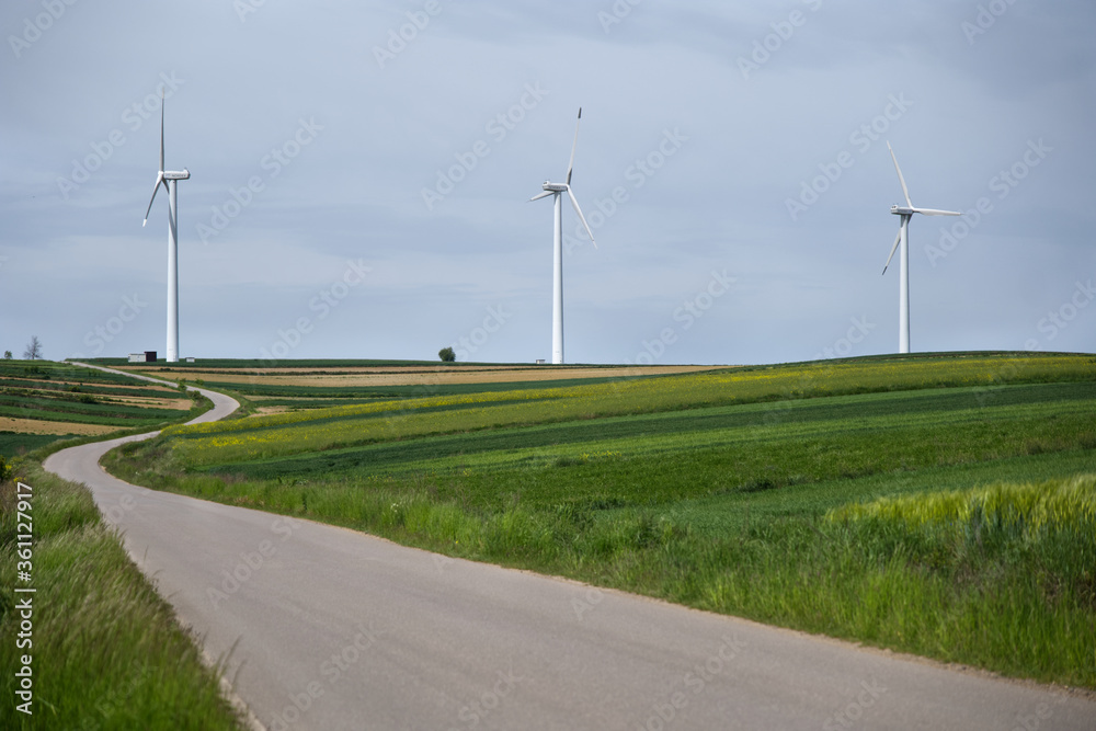 Krajobraz rolniczy z wiatrakami energetycznymi