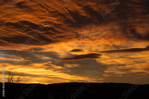 Coucher de soleil avec des nuages alto cumulus lenticularis
