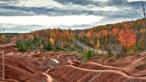 Foto Beautiful landscape of the Cheltenham badlands surrounded by a forest