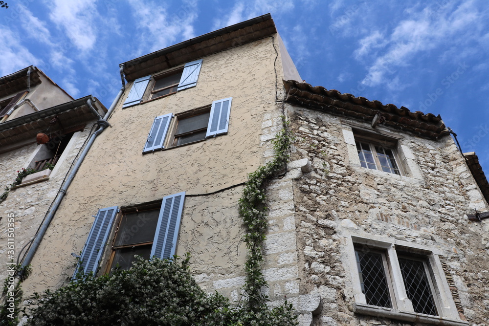 Façade d'immeuble typique à Saint Paul de Vence, ville de Saint Paul de Vence, Département des Alpes Maritimes, France