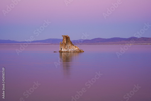 Fotografia Single tufa in maroon color Mono Lake during during the late afternoon