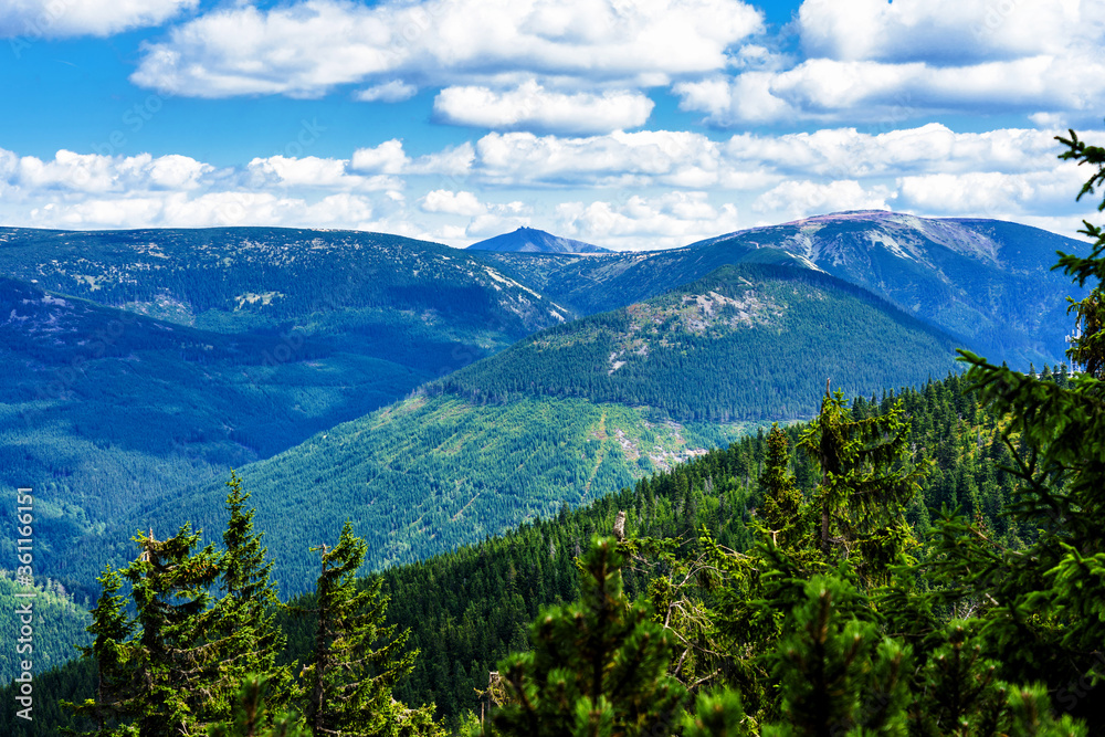 Φωτογραφία View of hiking trails and Karkonosze (Krkonose) mountains national park at the Poland and Czech Republic border