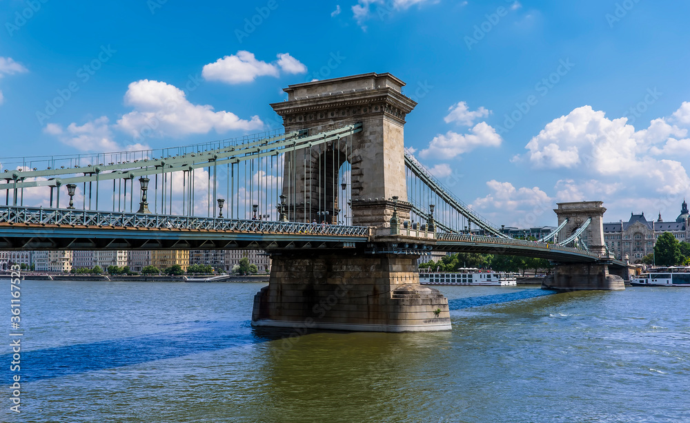 Obraz premium The Chain Bridge across the River Danube in Budapest viewed from the Buda District in the summertime