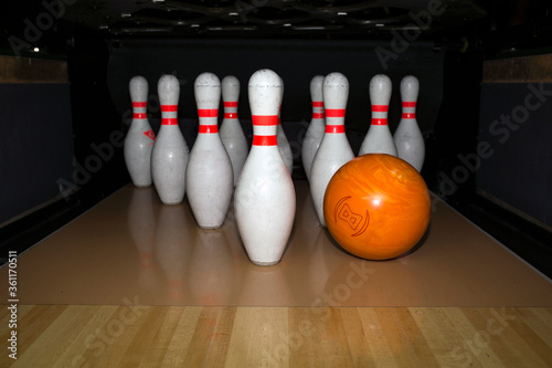 skittle and bowling ball on wooden bowling alley. Pinsetter Fototapet
