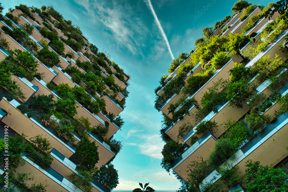 Fototapeta premium Vertical Forest (Bosco Verticale) Innowacyjny wieżowiec Green House reprezentujący zaangażowanie w zrównoważoną gospodarkę zaprojektowany przez Boeri Studio