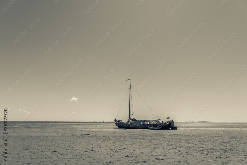 A boat ship sail vessel run upon the sands on Terschelling island; strike bottom; get aground