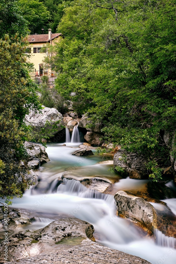 Φωτογραφία Breathtaking shot of the Saut du Loup waterfalls captured in France