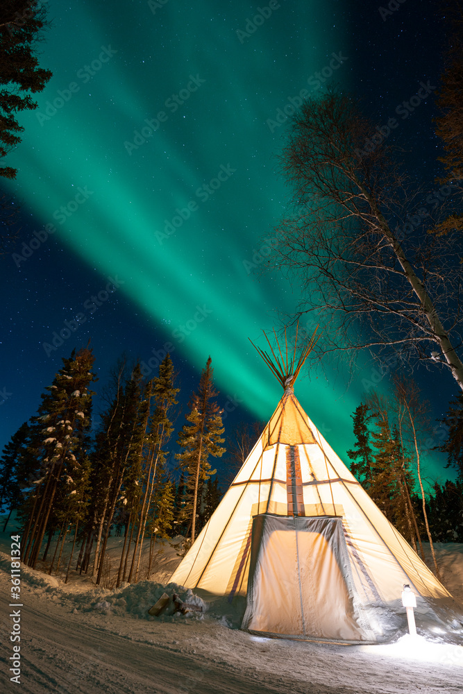 カナダ北部先住民のテントとオーロラ Stock 写真 Adobe Stock