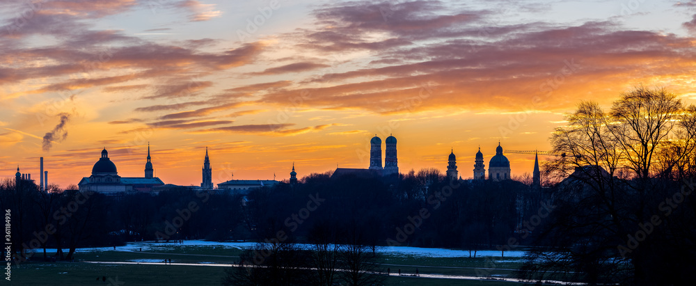 Fototapeta premium Sunset over munich skyline