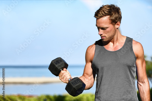 Bilde på lerret Bicep curl free weights training fitness man outside working out arms lifting dumbbells doing biceps curls