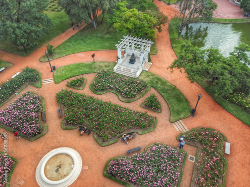 Paseo y vistas aereas en el parque el rosedal; rodeado de muchos tipos de flores, ubicado en los bosques de palermo Buenos Aires, Argentina photo