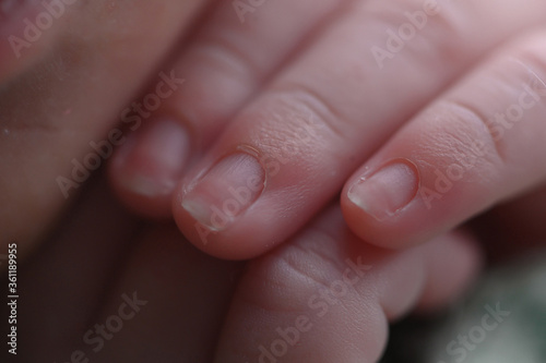 Foto em detalhe das unhas e dos dedinhos de um bebê photo
