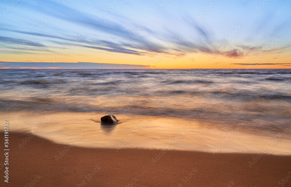 Obraz premium sunset on the shore of Lake Ladoga