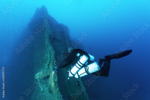 relitto di petroliera nel mar ligure vicino ad Arenzano con sub photo