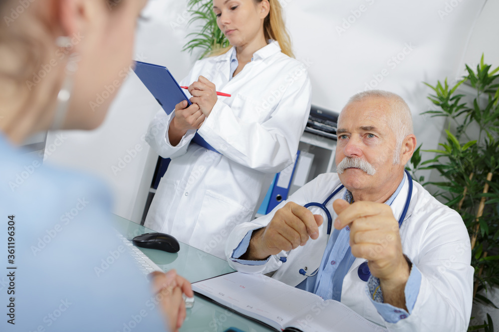 Obraz premium senior male doctor and nurse