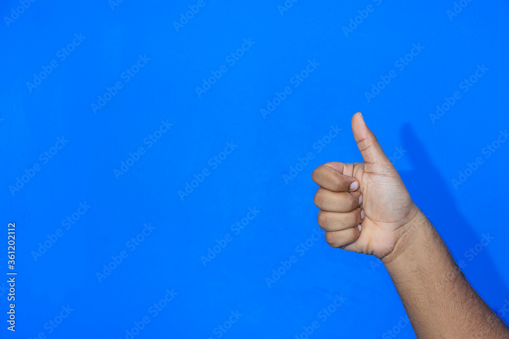 Mano de hombre negro haciendo señales positivas Mano de hombre negro haciendo señales positivas
