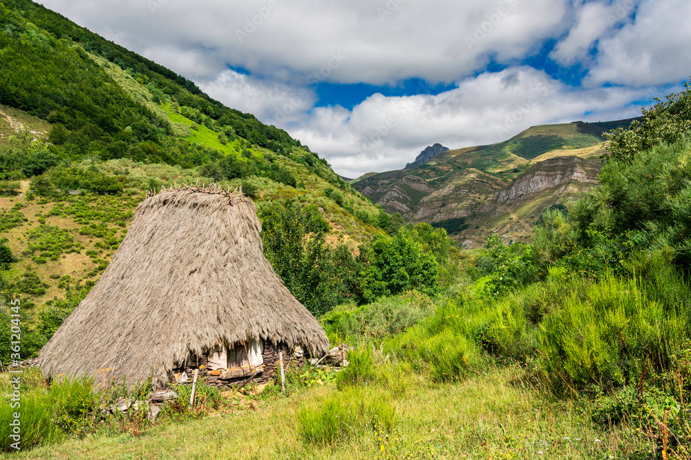 Cabaña de teito en el Parque Nacional de Somiedo.