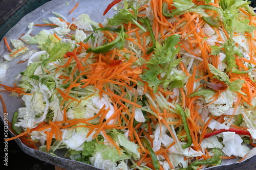 Gemüsemischung, frisch geschnitten für die Zubereitung, Philippinen photo