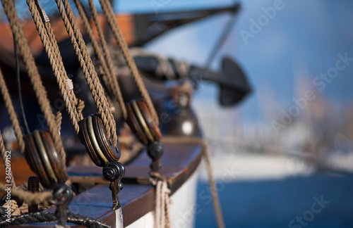 Nahaufnahme eines Segelschiffes in Bremerhaven, Takelage am Schiff, closeup 