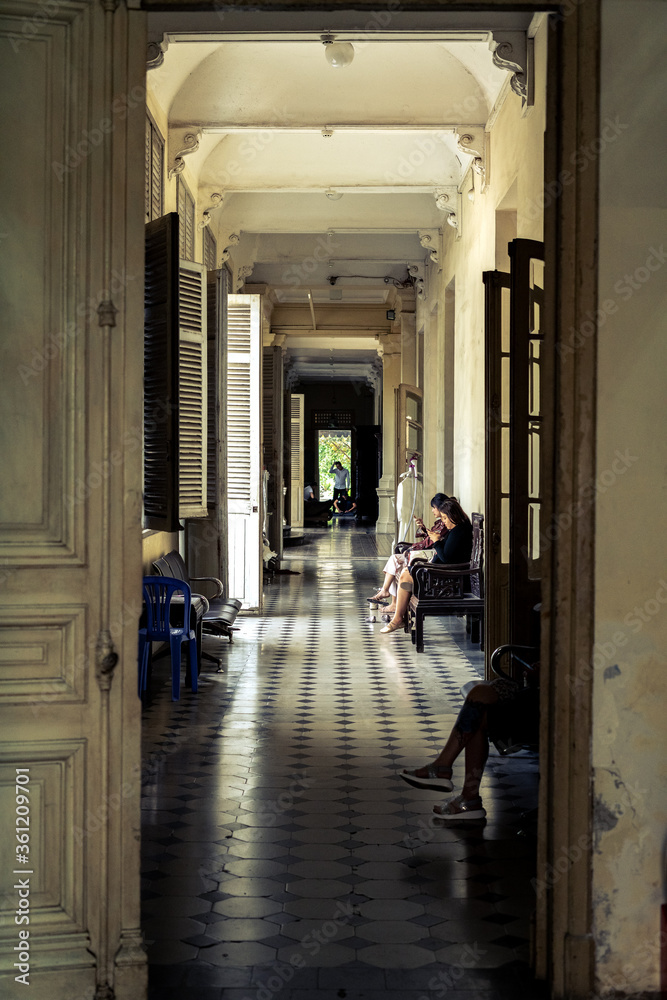Fototapeta premium people in the corridor