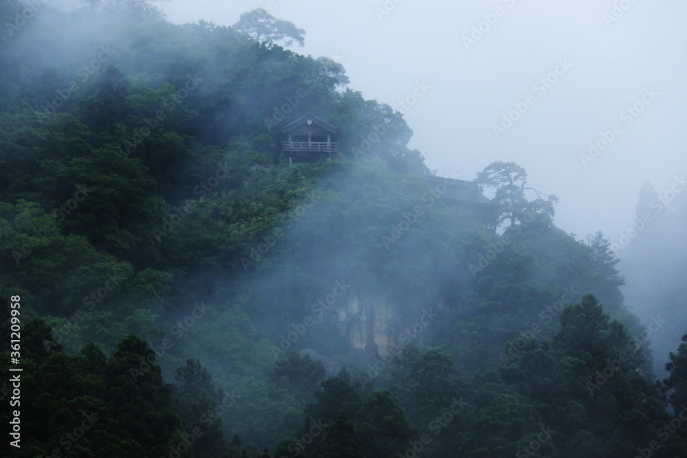 山形の梅雨　雨の山寺（立石寺）山寺駅から五大堂を仰ぎ見る