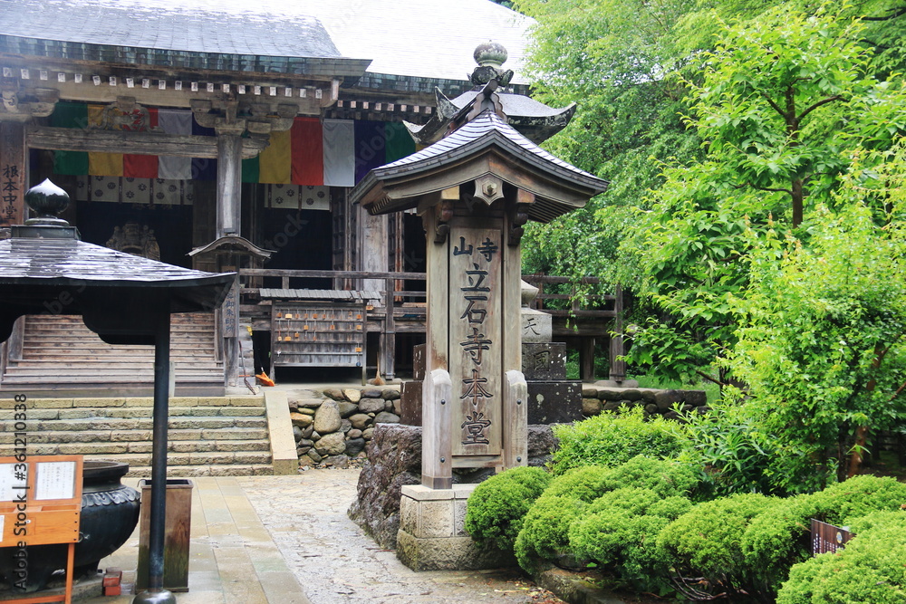 山形の梅雨　雨の山寺（立石寺）根本中堂