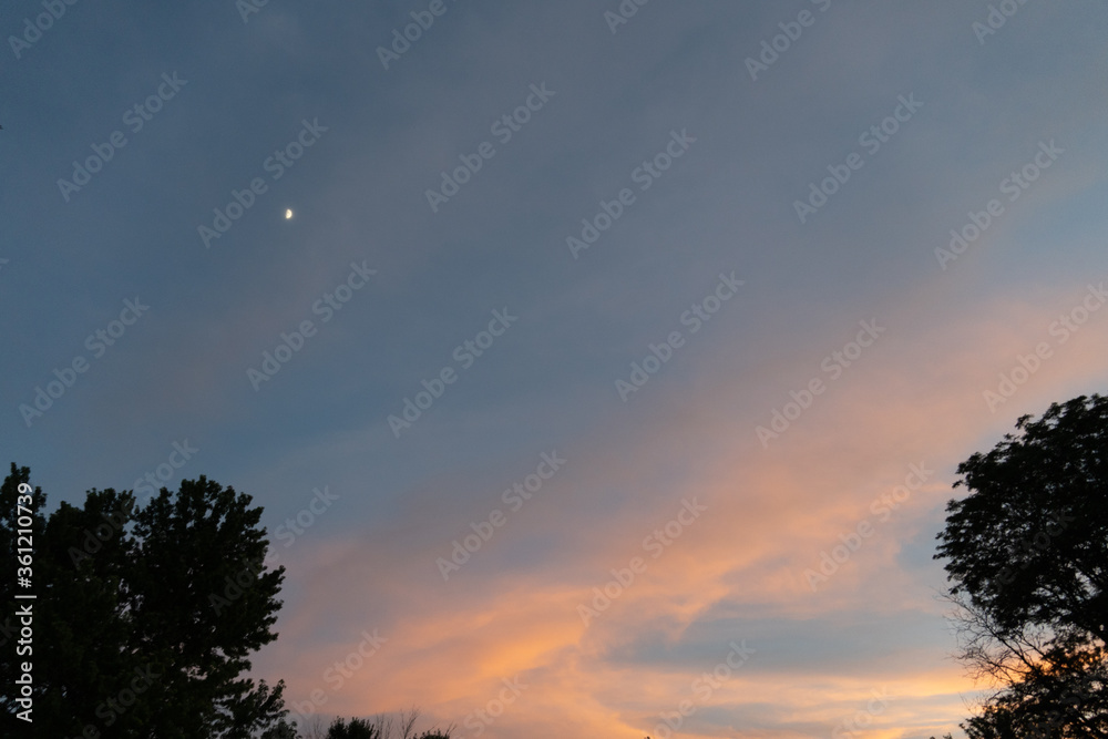 Fototapeta premium Sunset over the mountains from Denver (arvada) Colorado
