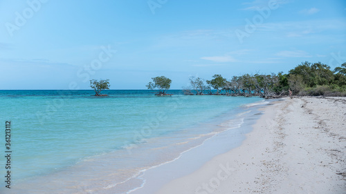 Playas de arena blanca y aguas turquesa de Cuba © damian