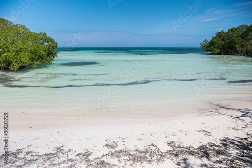 Playas de arena blanca y aguas turquesa de Cuba photo