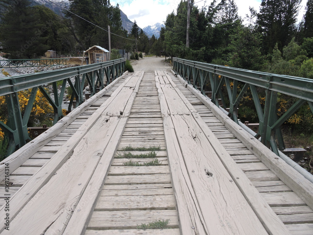 Obraz premium Puente de madera, camino y paisaje