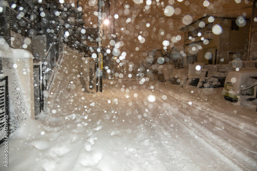 夜、雪の降る住宅街 冬 日本