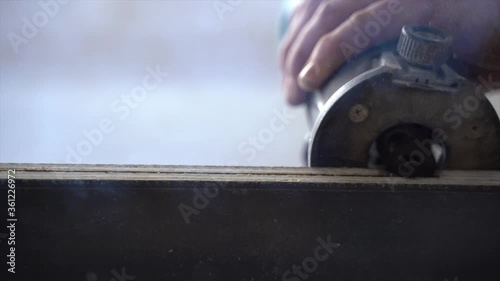 Maquina de carpinteria para cortar cantos y hacer rieles en la madera 