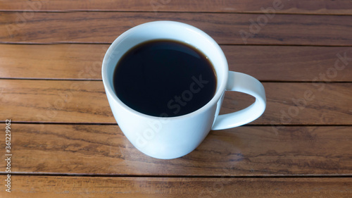 카페의 흰색 머그컵에 담긴 따뜻한 아메리카노 © 현경 윤