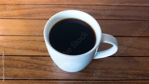 카페의 흰색 머그컵에 담긴 따뜻한 아메리카노