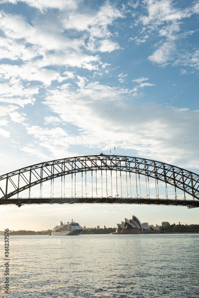 Fototapeta premium SYDNEY - 4 lutego 17: Opera i most Harbour o zmierzchu 17 lutego z pięknym wschodem słońca i dużym promem.