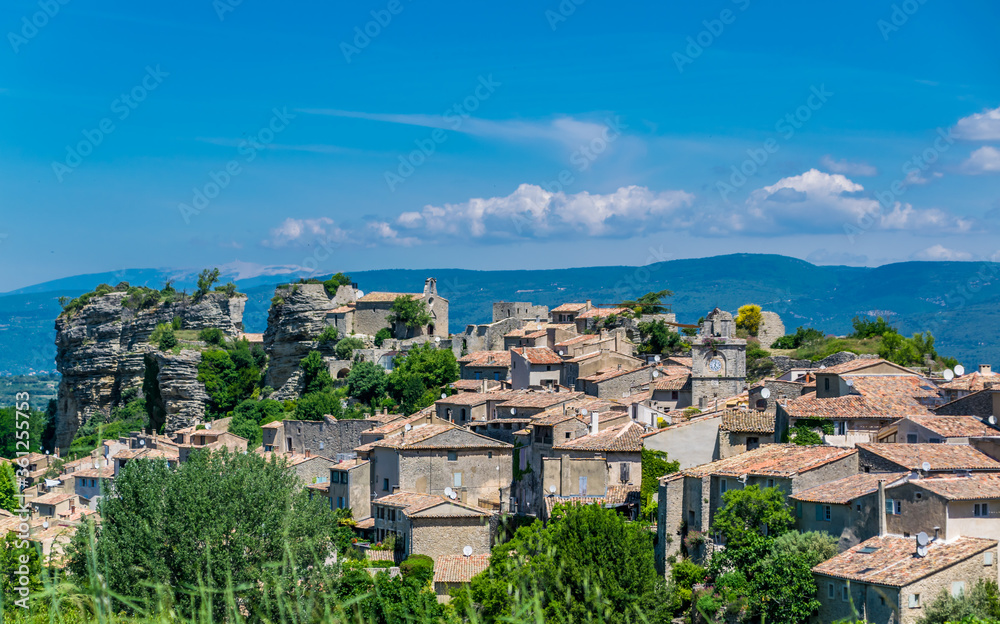 Saignon, village perché du Luberon dans le Vaucluse, Provence-Alpes-Côte-d'Azur, France.	