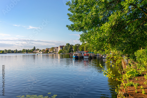 Photography Berlin, Schöneweide Bezirk Treptow Köpenick, Spreeufer, Sommermorgen, schöneweid